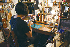 制作中の大山さん