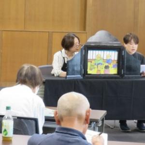 司書が紙芝居を演じる様子