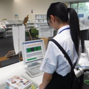 カウンターに立つ生徒