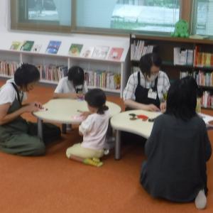 みんなで折っている様子