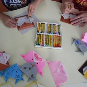 折り紙に顔を書いているところ