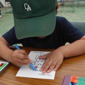 ぬりえをするお子さん