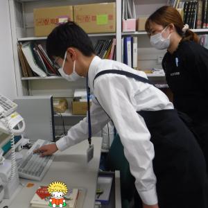 図書館システムを体験する中学生