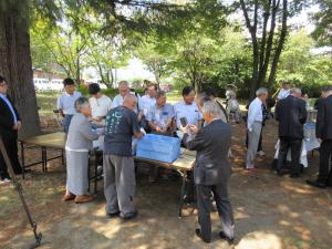 開封式④中身を出し、当時を懐かしむ様子