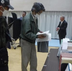 熱心に本を見る人たち