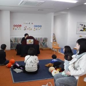 みんなで紙芝居を楽しむ
