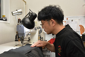 ミシンに向かう須山さん