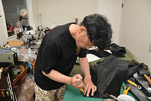 作業に没頭する須山さん