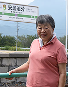 ホームを背にする竹内悦子さん