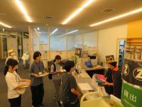 みらい部　謎解き　謎解きマスターへ本を渡している