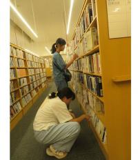 ミライ部　謎解き　書架を見る二人