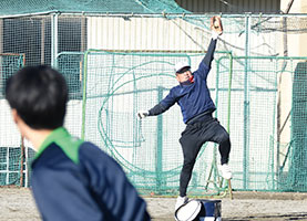 生徒と練習する関島さん