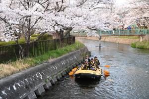 前川でのラフティング体験