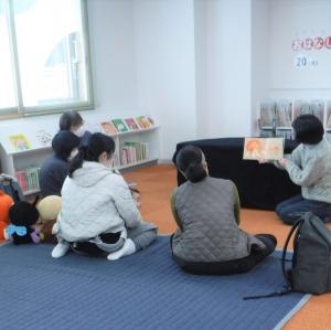 お話を聞く親子