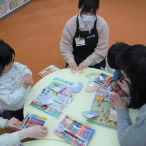 顔を書き込む様子