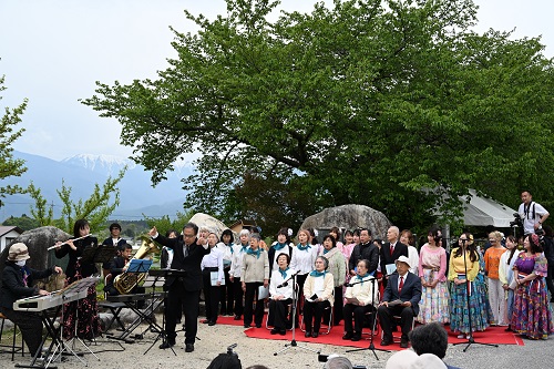 第43回早春賦まつりのフィナーレに、参加者全員で早春賦をうたっています