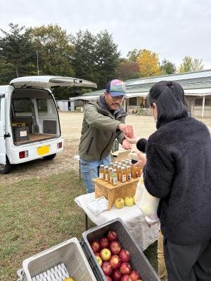 農家さんが出店した商品を保護者の方が購入しています。