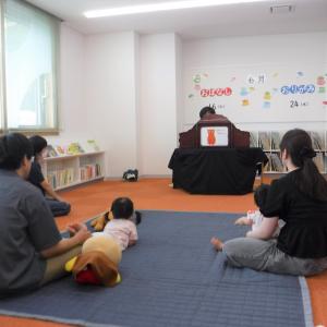 くつろいでお話を聞く様子
