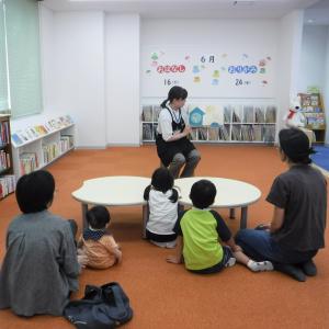 読み聞かせを聞く参加者