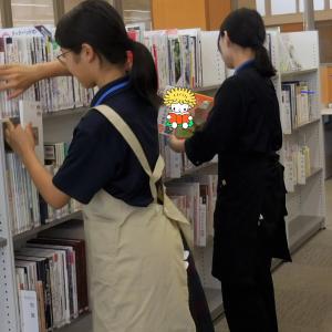 三郷図書館　返本の様子