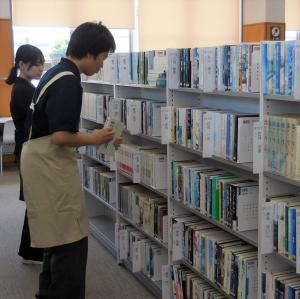 三郷図書館　返本の様子