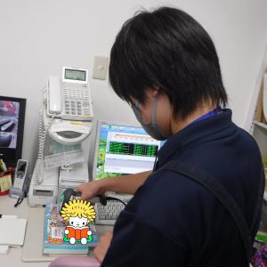 堀金図書館　返却作業