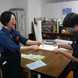堀金図書館　修了証授与の様子