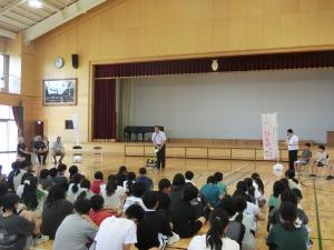 店長のお話を聞く小学生