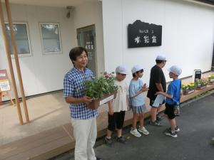 花を受け取った館長