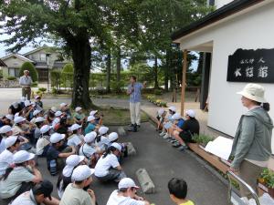 館長の話を聞く小学生