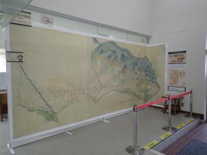 「筑摩県第十大区絵図」（複製）の展示の様子