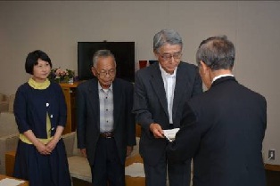 自治基本条例制定市民ワークショップ報告書提出の様子