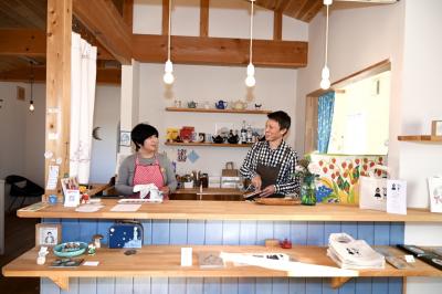 鶴飼さんご夫妻のカフェでの写真