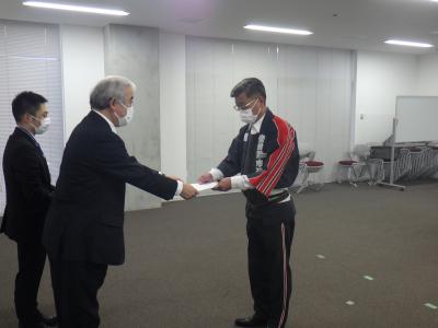 市長から団長への任命書交付